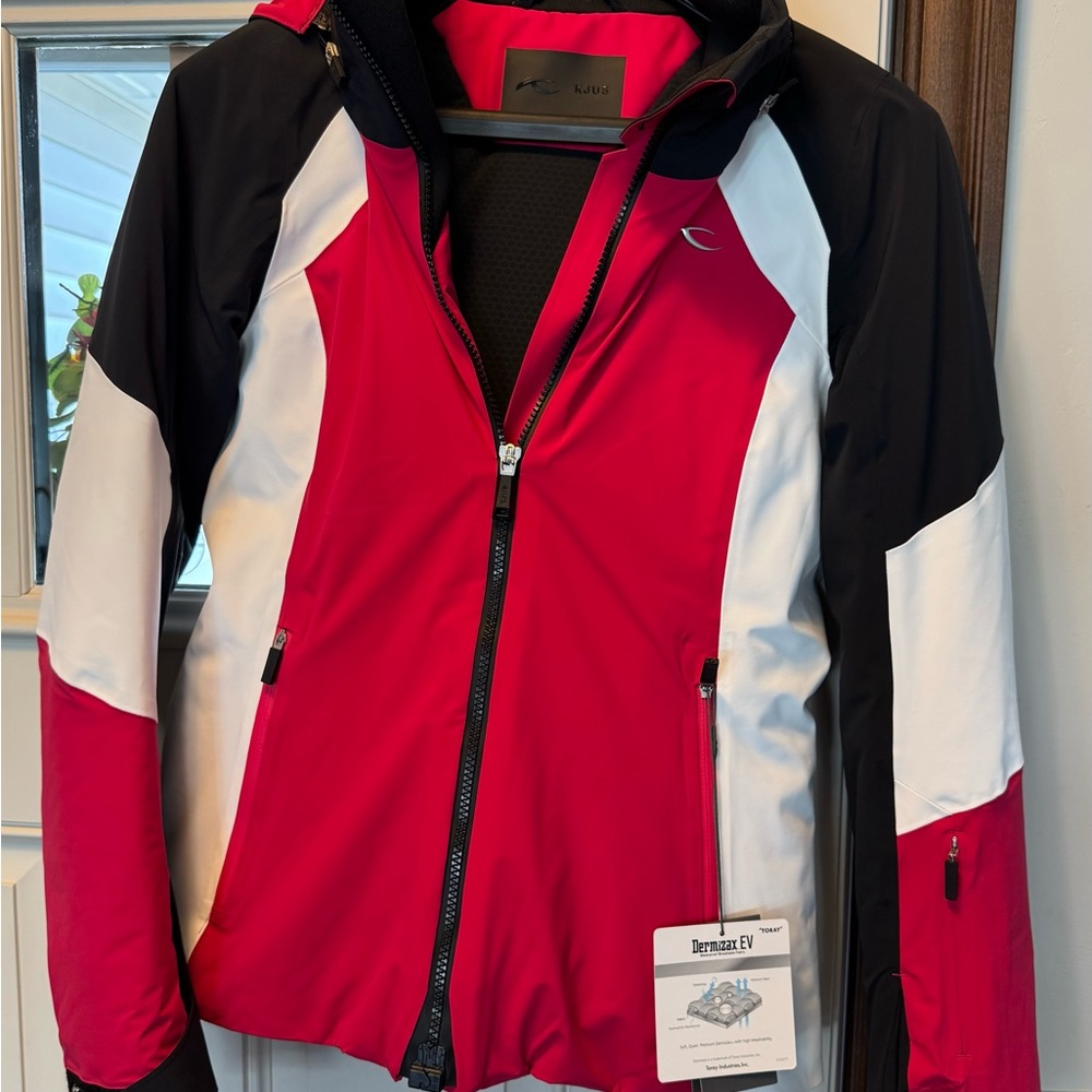 Cranberry and Black Ski Jacket with Modern Color-Block Design